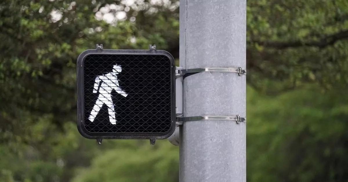 Crosswalk sign in Oregon signaling that pedestrians can cross the street.